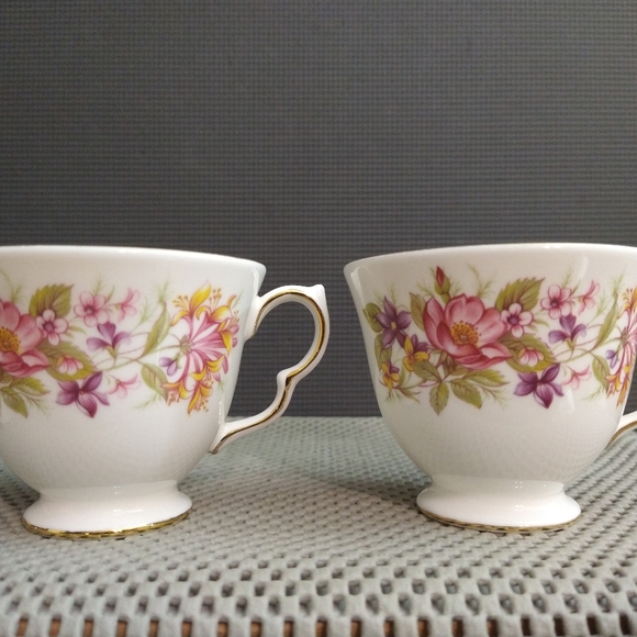 Vintage Colclough Bone China Cup And Saucer, Creamer, Sugar Bowl Mad in England - Picture 5 of 13